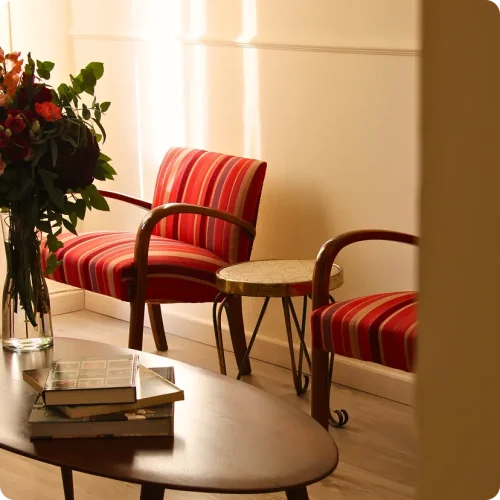 Due poltrone rosse affiancate nella stanza dello studio, utilizzate per i percorsi di coppia, illuminate da luce naturale